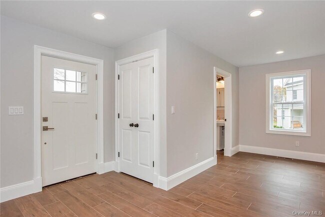 Building Photo - 237 Tomahawk St