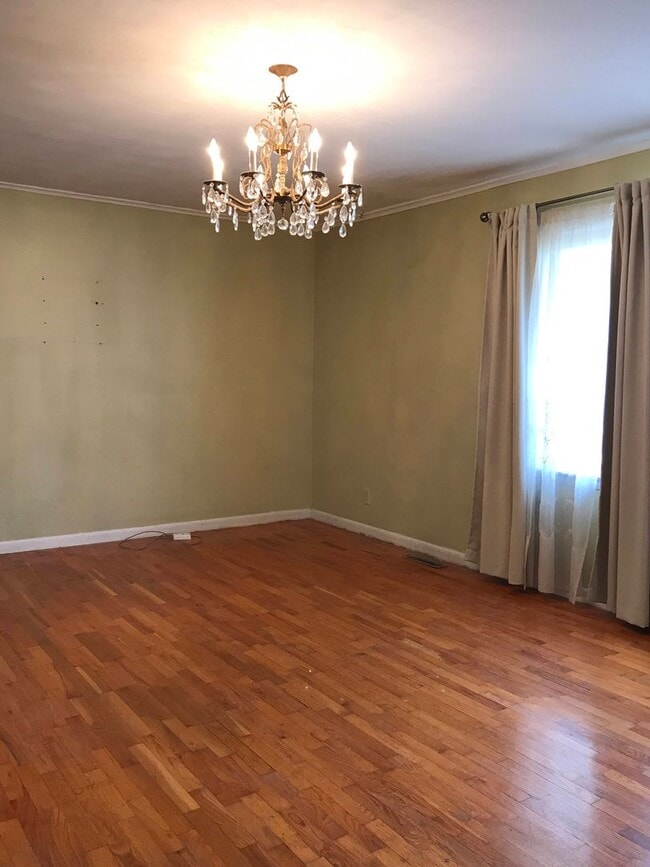 Building Photo - Charming Springfield home off South Campbell