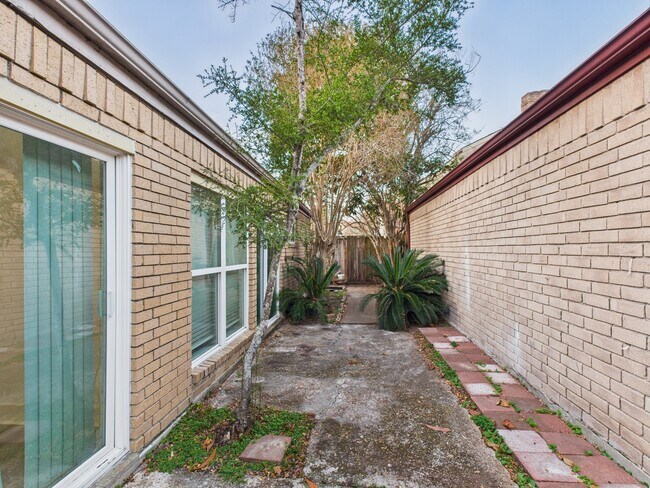 Building Photo - 7610 Hopewell Ln