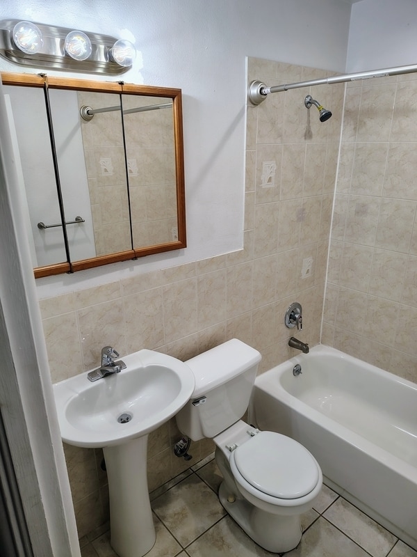 Building Photo - 3234 35th Ave N