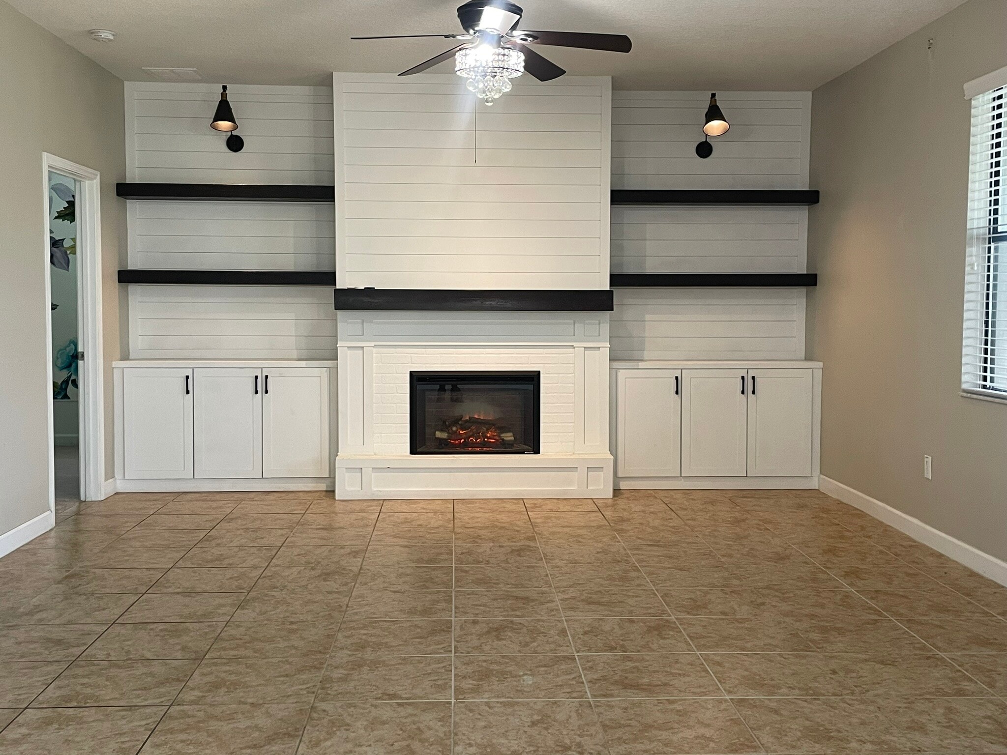 Family room 1 - 2293 Victoria Dr