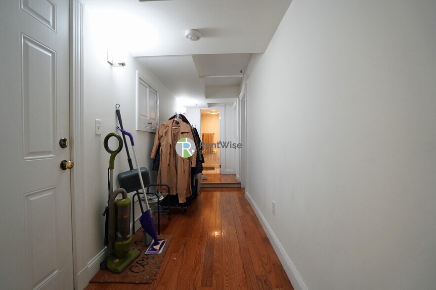 Building Photo - 6 Camelot Ct