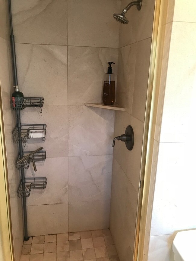 Building Photo - Indoor/outdoor living, spacious 4/2 on a quiet street in Mills Estates