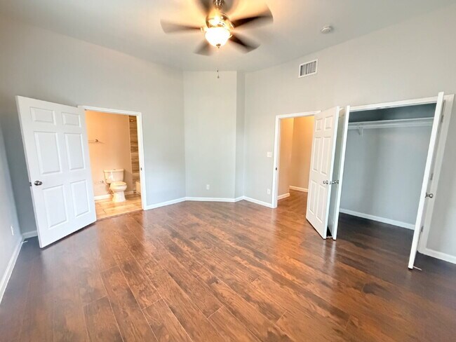 Building Photo - 3 bedroom and 2 bathrooms has newly renovated modern home in Southtown unit ready to move in! Mov...