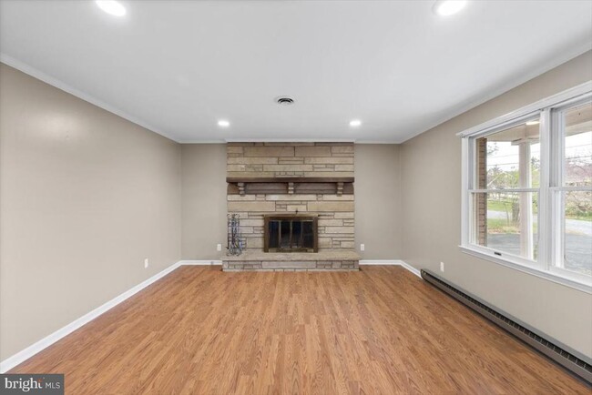 Building Photo - 260 Hill Crest Dr