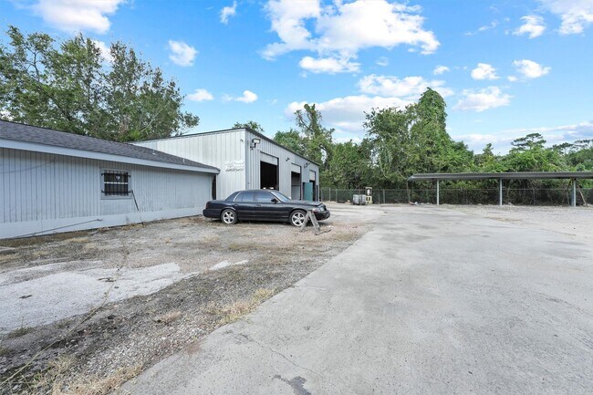 Building Photo - 5621 Haywood St