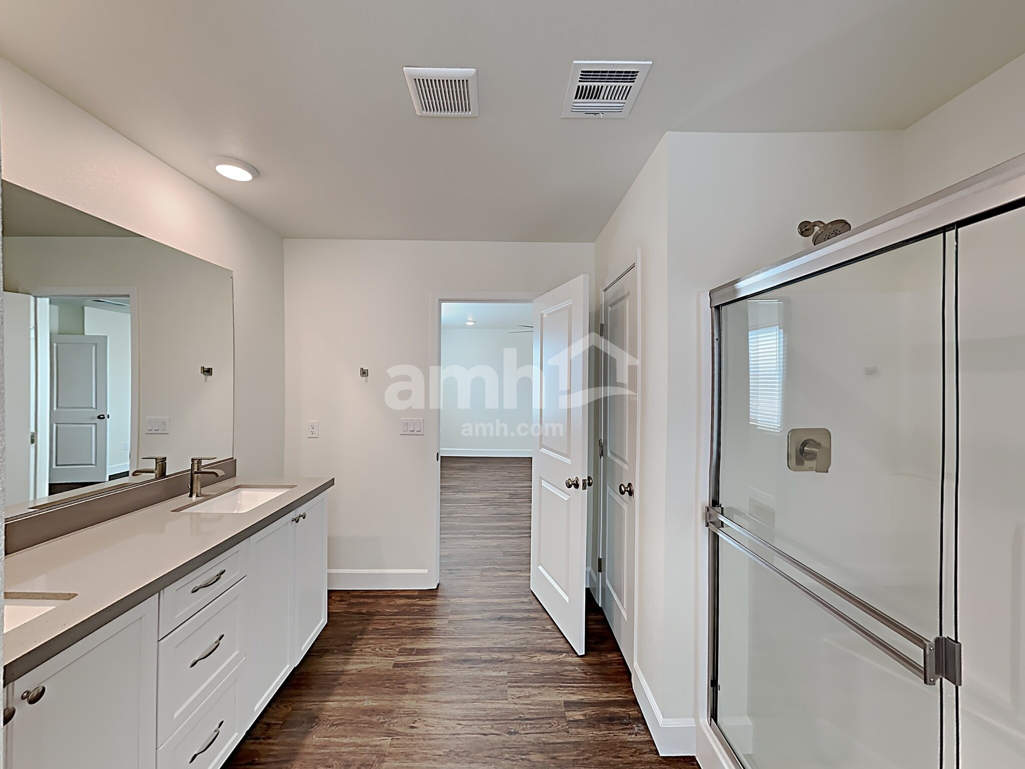 Building Photo - 2021 Reaves Wy