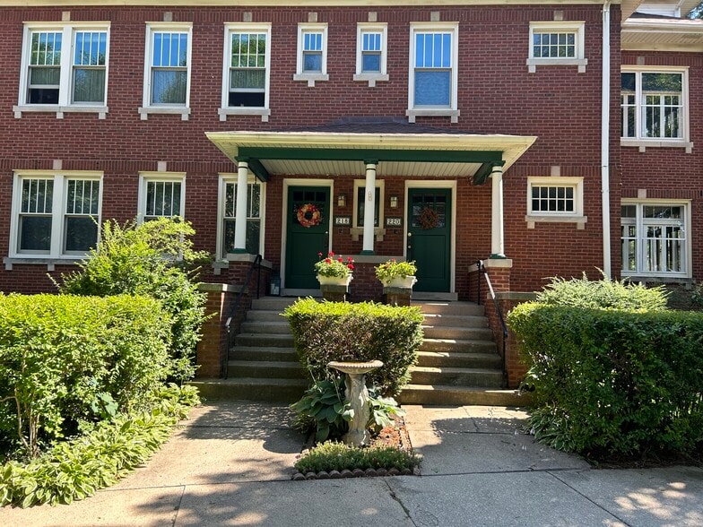 Private Front Entry - 220 W Harris Ave