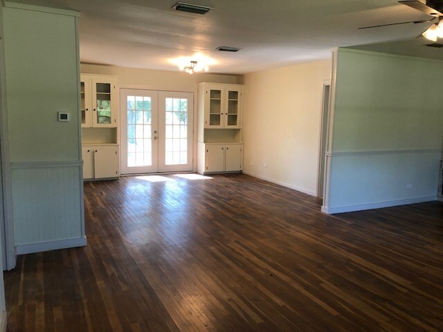 Building Photo - 1128 US-77