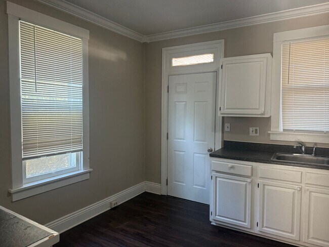 Building Photo - 823 Pine St