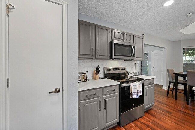 Building Photo - 2530 Seven Hills Dr