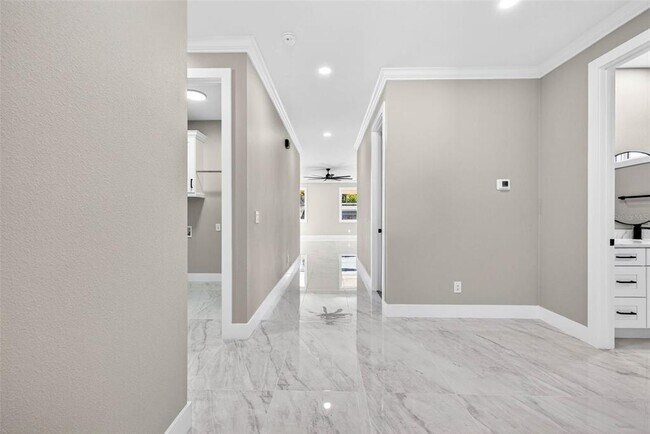 Building Photo - 288 Roosevelt Ave