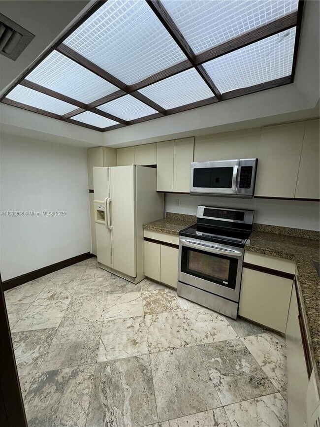 Building Photo - 520 Brickell Key Dr