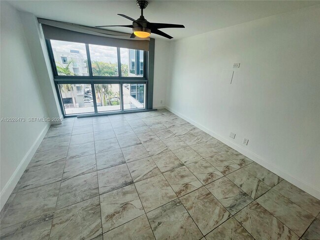 Building Photo - 2655 Collins Ave