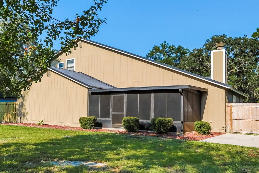 Building Photo - 6145 Island Forest Dr