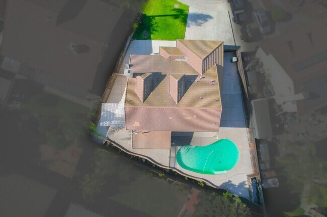 Building Photo - BEAUTIFUL 4 BEDROOM HOME WITH SWIMMING POOL!
