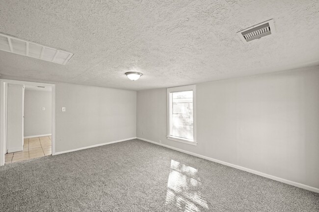 Building Photo - 203 W Hart Ave