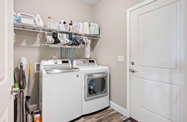 Building Photo - Solar-Powered 4BR Home Near Eglin & Hurlburt AFB– Fort Walton Beach!