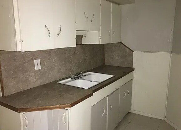 Building Photo - 734 Paris Ave SE