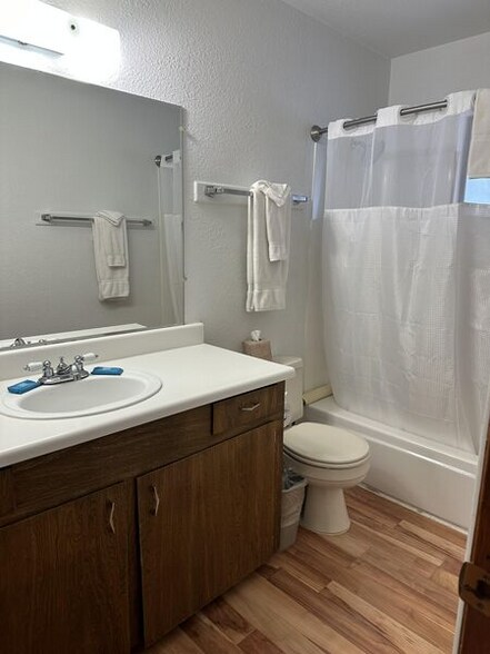 Building Photo - 237 E White Mountain Blvd