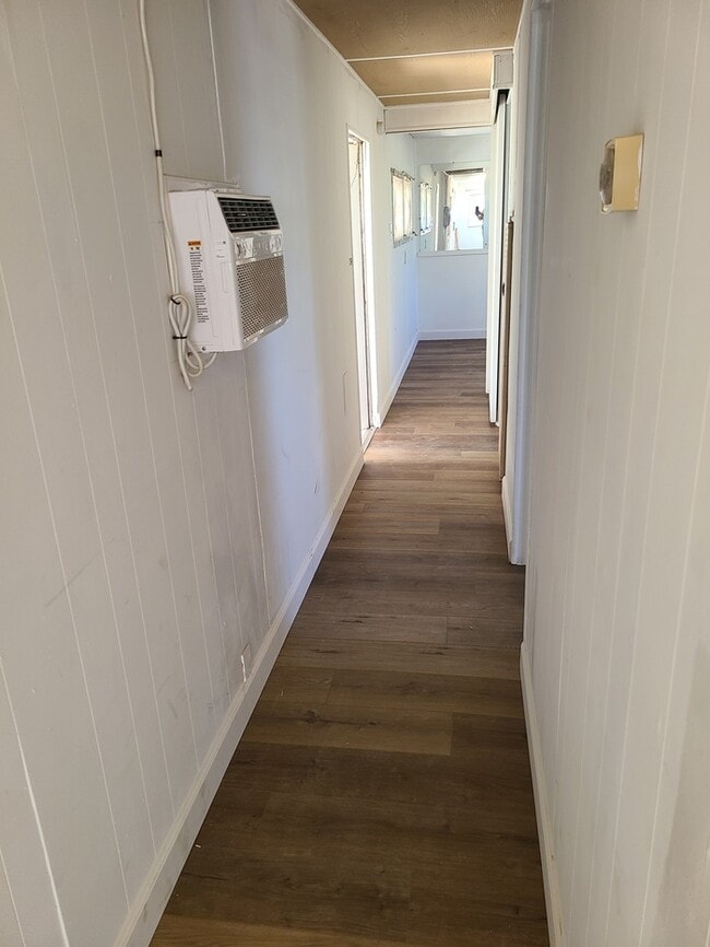 Building Photo - ONE MONTH FREE! Beautiful 2 bedroom 1 bath...