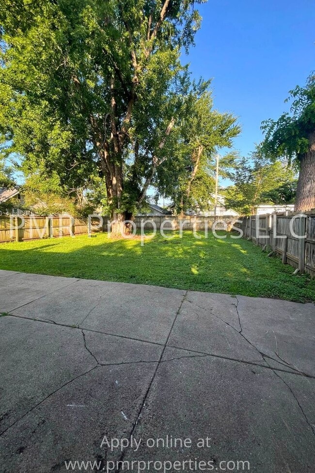 Building Photo - 3 Bedrooms / 1 Bathroom House