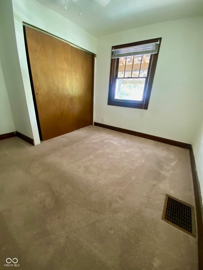 Building Photo - 302 E Troy Ave