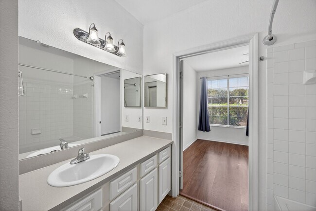 Building Photo - 13703 Richmond Park Dr N