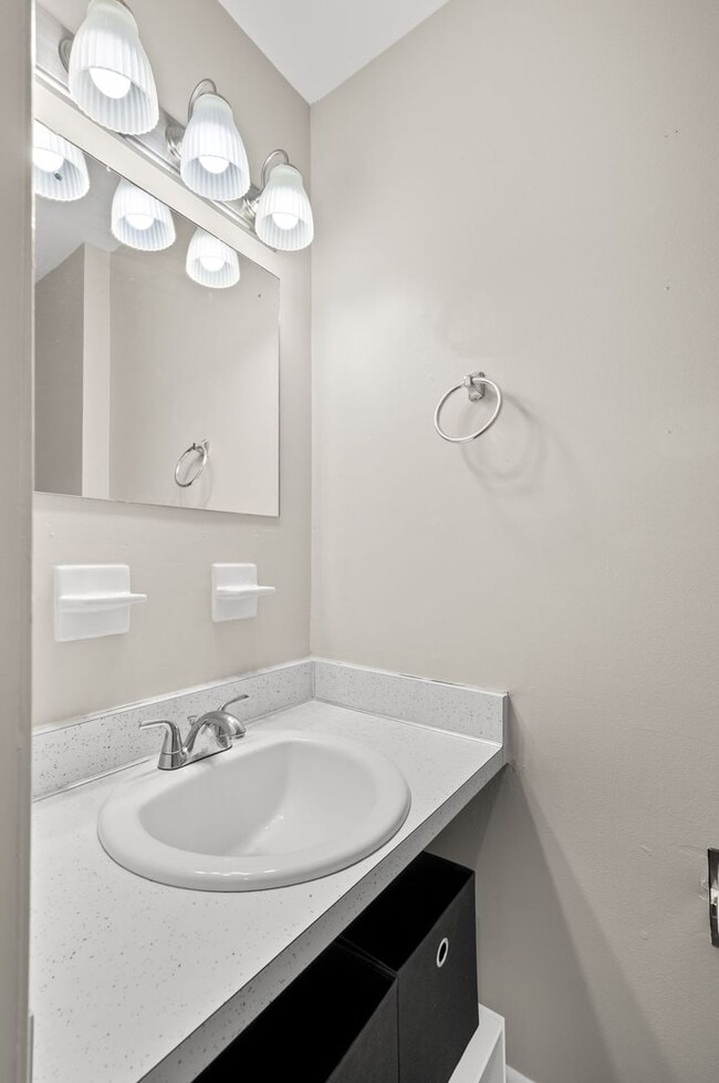 Building Photo - Awesome 2BE/1.5BA duplex in fantastic loca...