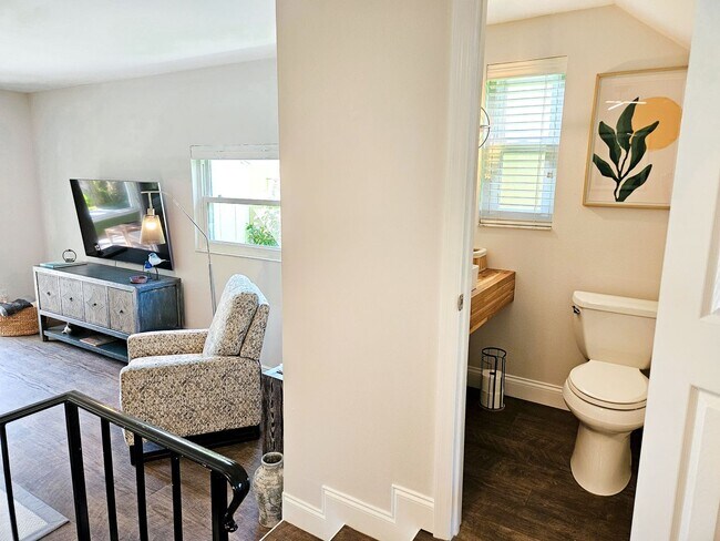 Building Photo - Seasonal Short-Term Venice Island Townhouse Steps from Venice Beach!