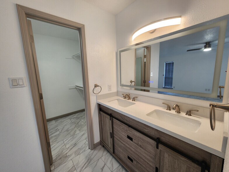 Building Photo - 112 Canyon View Ct NE