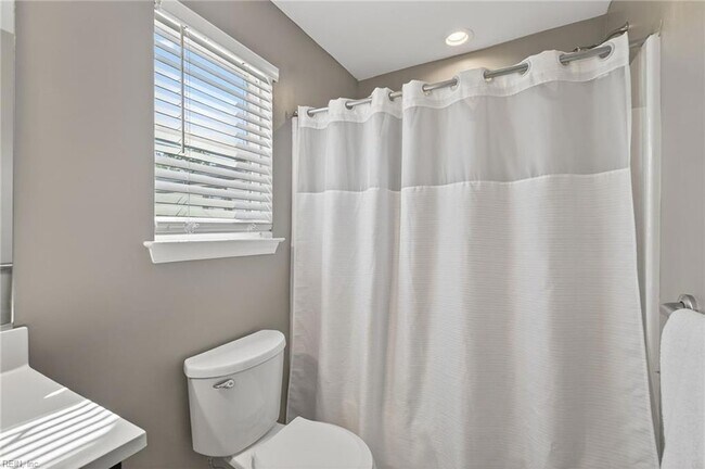 Building Photo - 1218 W Ocean View Ave