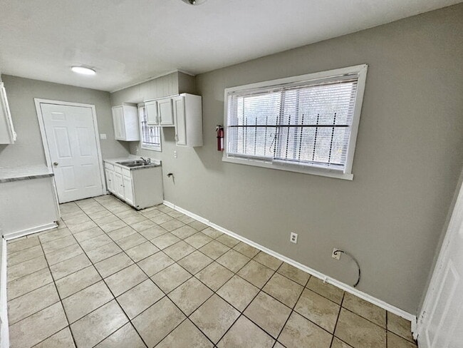 Building Photo - 735 Ledbetter Ave