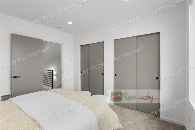 Building Photo - Like-New 2-Bedroom Townhome in Seattle w/R...