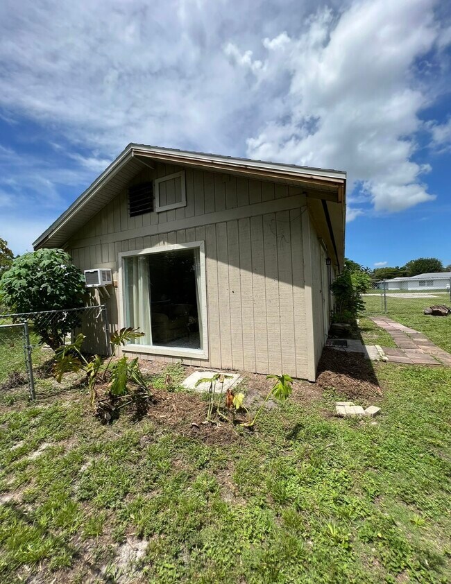 Building Photo - 144 Vermont Ave