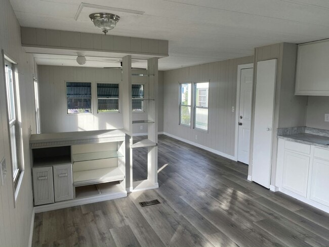 Building Photo - 1250 Lakeview Dr