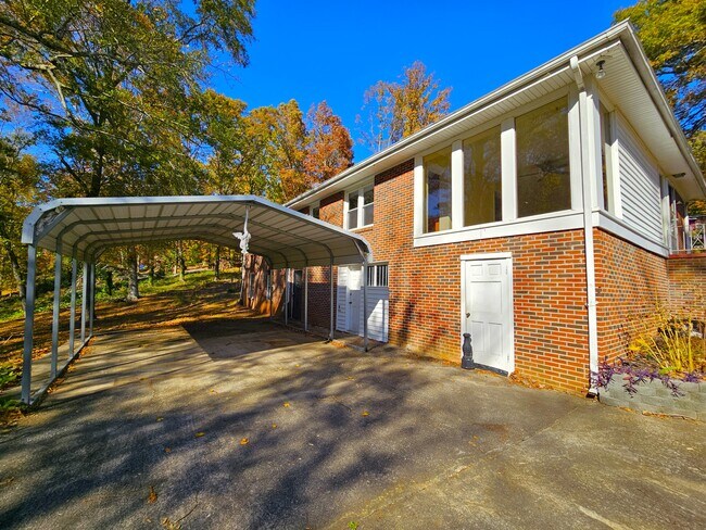 Building Photo - 609 Memorial Dr Ext
