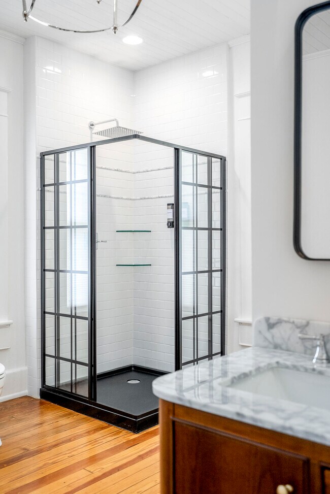 Building Photo - 227 Kershaw St NE