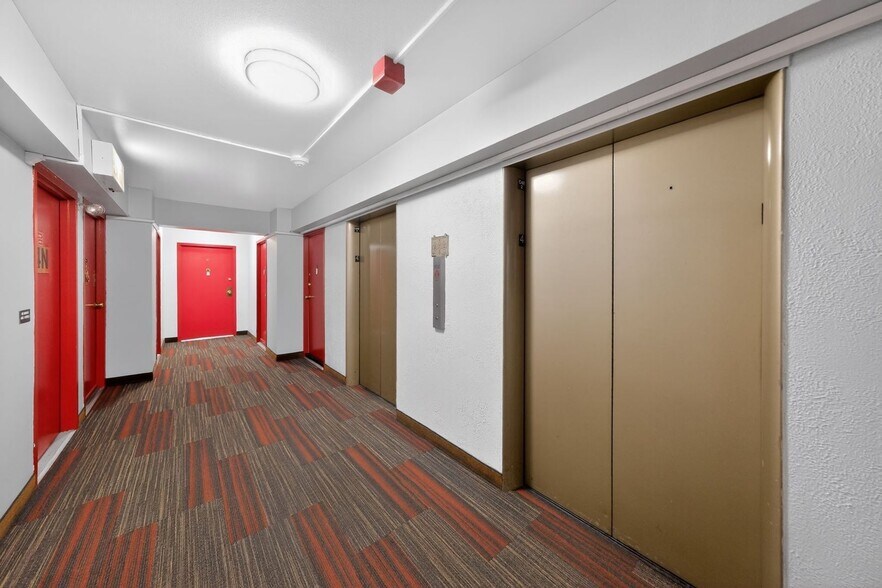 Building Photo - 7337 S South Shore Dr