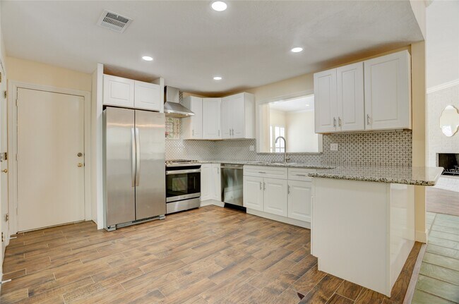 Building Photo - 15 Bendwood Dr