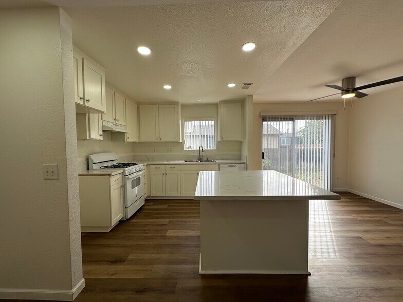 Building Photo - 1371 Marline Ave