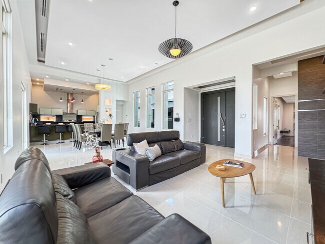 Building Photo - Modern 3-Bed / 3-Bath Home with Pool!