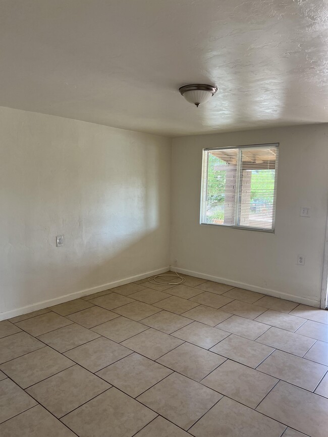 Building Photo - 375 W 33rd St