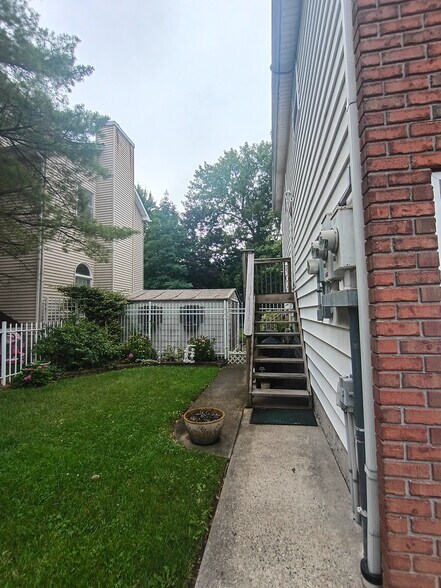 Building Photo - 16 Fonda Pl