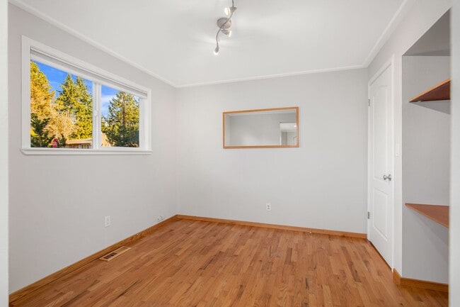 Building Photo - Beautifully remodeled rambler in Finn Hill