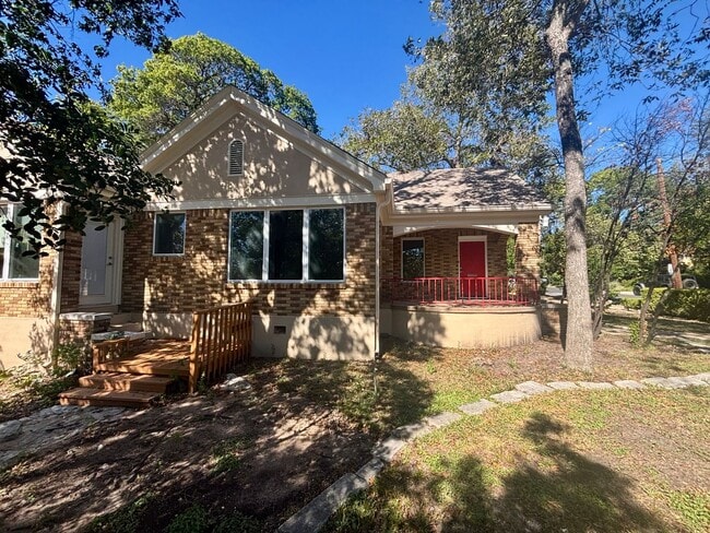 Building Photo - Hemphill Park Gem! 4 Bed/2.5 Bath - Availa...