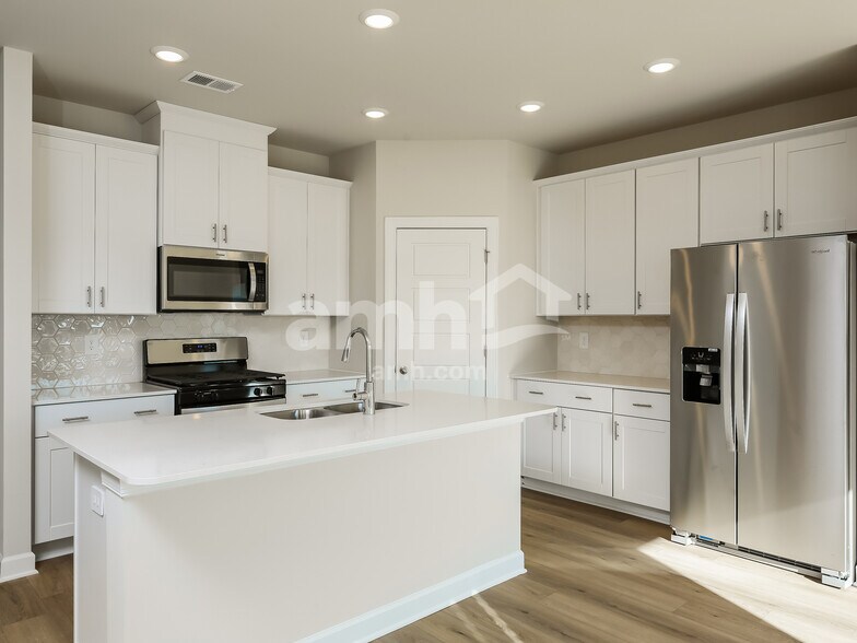 Building Photo - 794 Treeline Rd