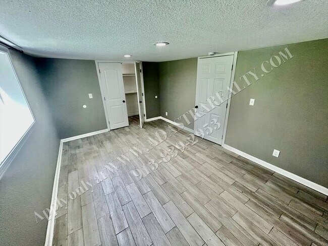 Building Photo - Nice Updated 3 Bed, 1 Bath in KCK-Availabl...