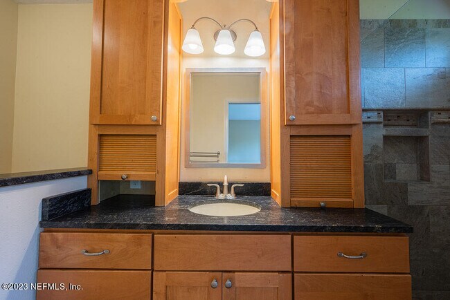 Building Photo - 7990 Baymeadows Cir E
