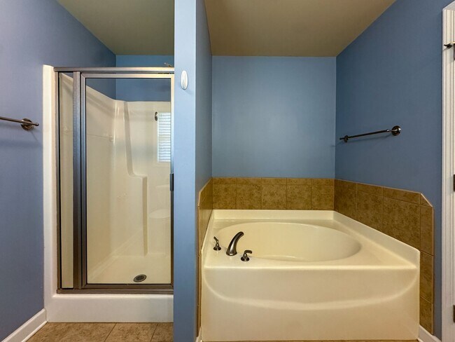 Building Photo - Beautifully Maintained 3 Bed 2.5 Bath West Gate Home